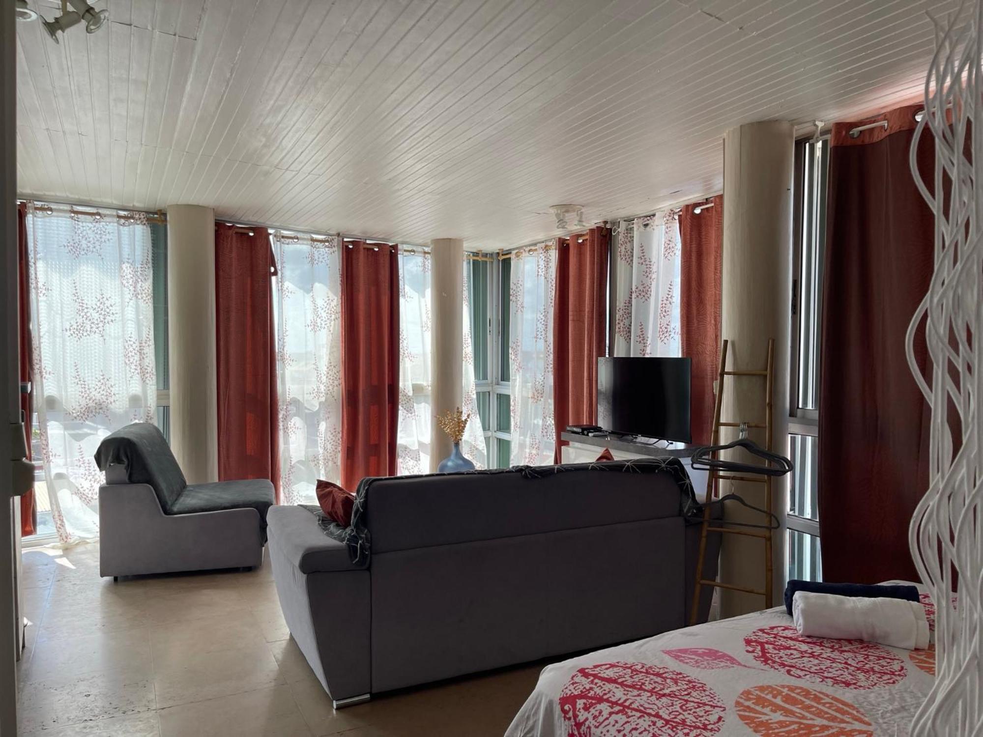شقة Penthouse Seaside 10 Min Port, Croisiere Et Aeroport بوانت-آه-بيتر المظهر الخارجي الصورة